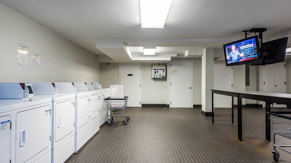 Building Photo - 16-25-25 Putnam Ave