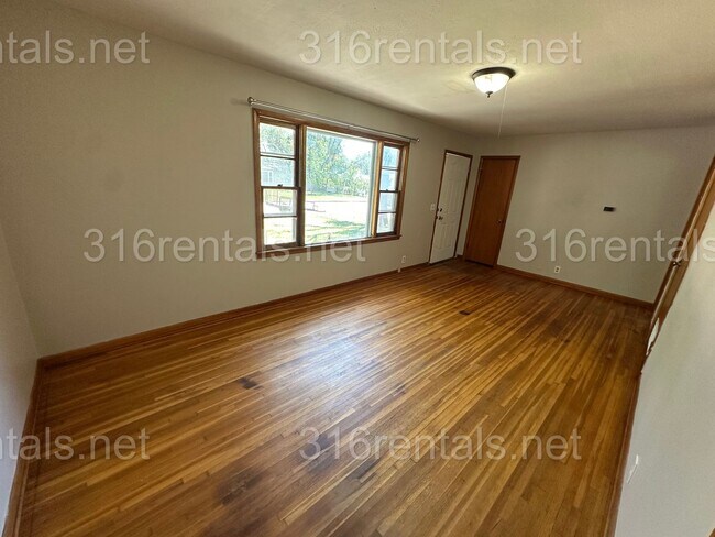 Building Photo - $925 - 2 bed 1 bath - Single Family Home