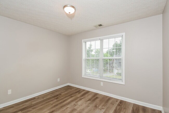 Building Photo - 6062 Farmwood Way SE