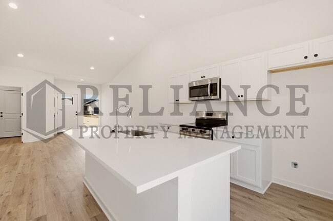 Building Photo - 5238 N Pinecrest Ct