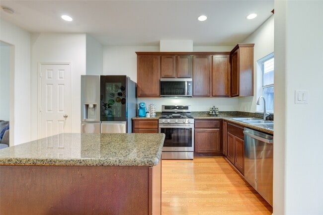 Building Photo - 2206 Naomi St