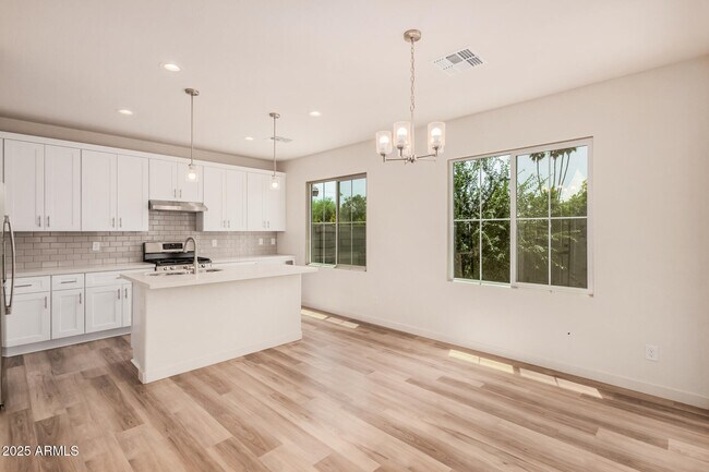 Building Photo - 6569 N 15th Dr