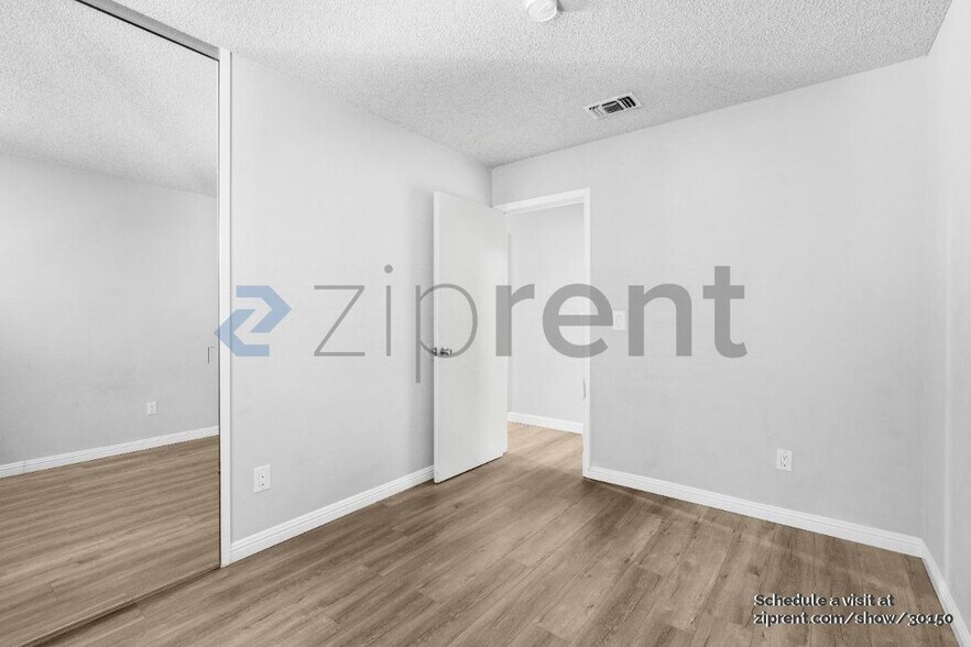 Building Photo - Unit