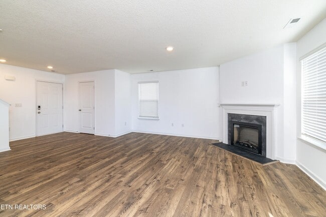 Building Photo - 228 Belle court