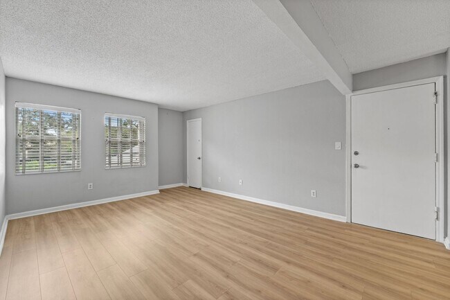 Building Photo - Orlando - 2 Bedroom, 1 Bathroom - $1995.00