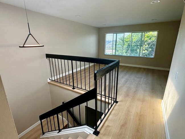 Building Photo - Remodeled 3 bed 2 bath townhome in Friars ...