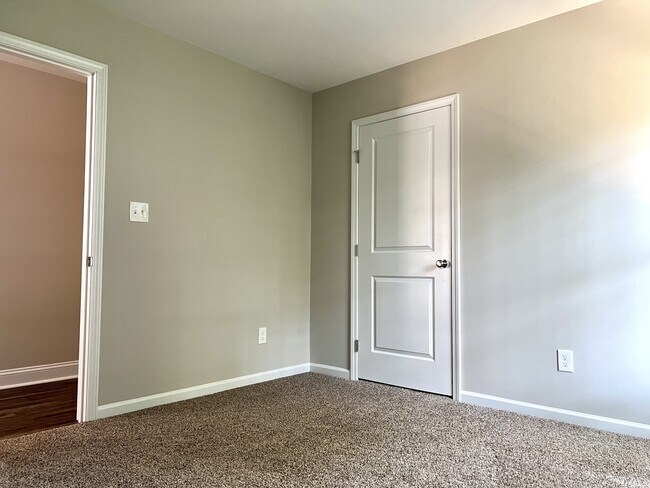 Building Photo - 634 Laundry St