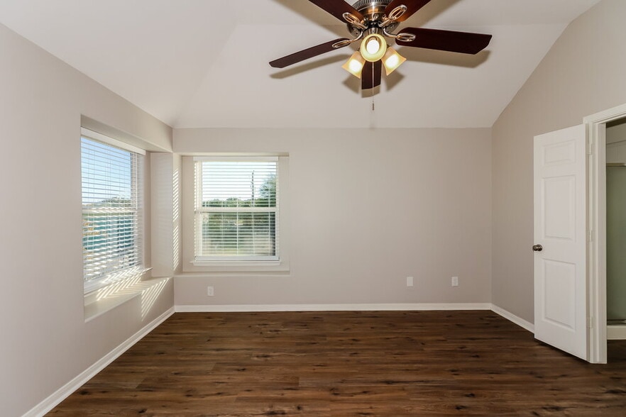 Building Photo - 2406 Glenholly Park Dr