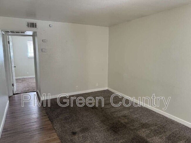 Building Photo - 917 N Yale Ave