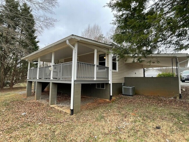 Building Photo - 3 Bedroom 1 Bath House in Morganton