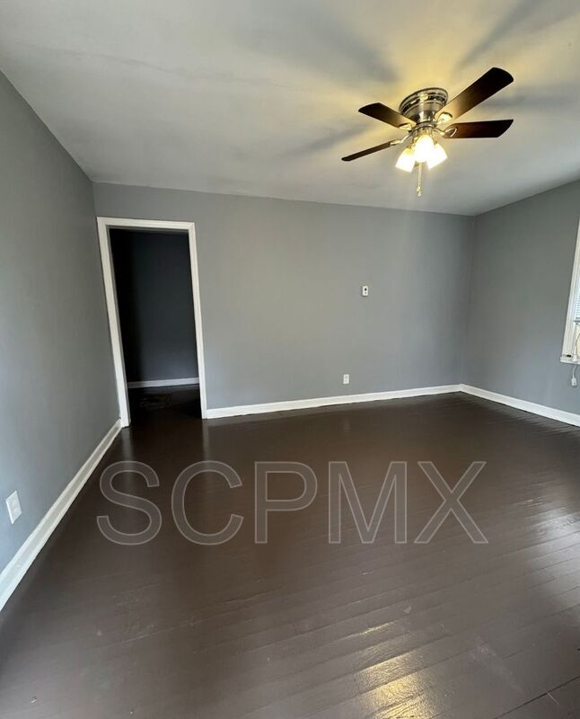 Building Photo - 2423 Crestview Dr