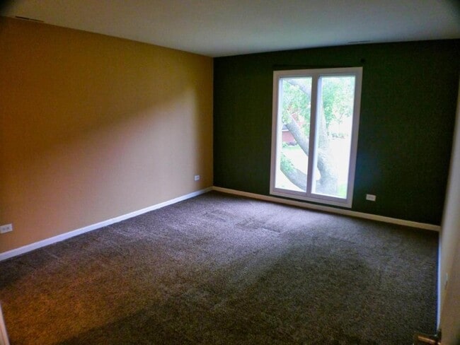 Building Photo - 10308 Circle Dr