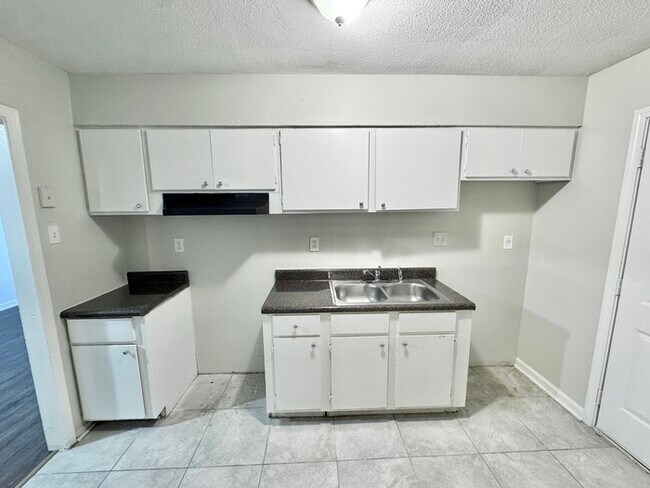 Building Photo - 4079 Forest View Dr