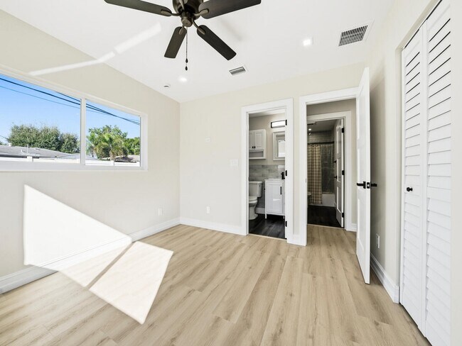 Building Photo - 4751 NE 4th Ave