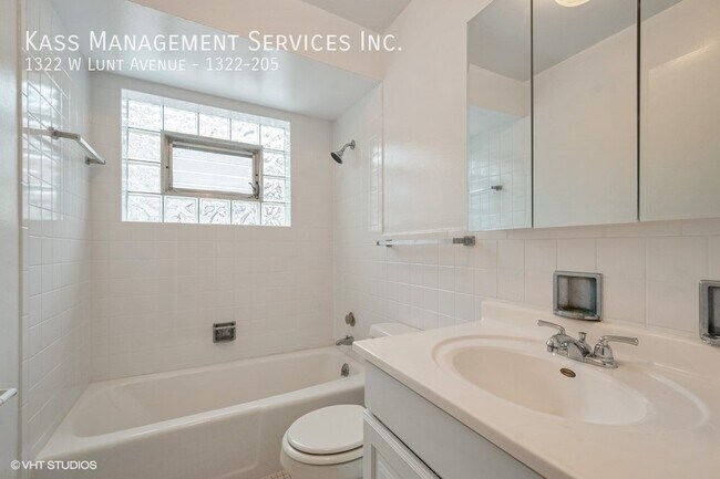 Building Photo - 1322 W Lunt Ave