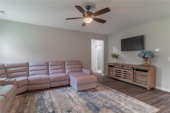 Building Photo - 301 Cochin Dr