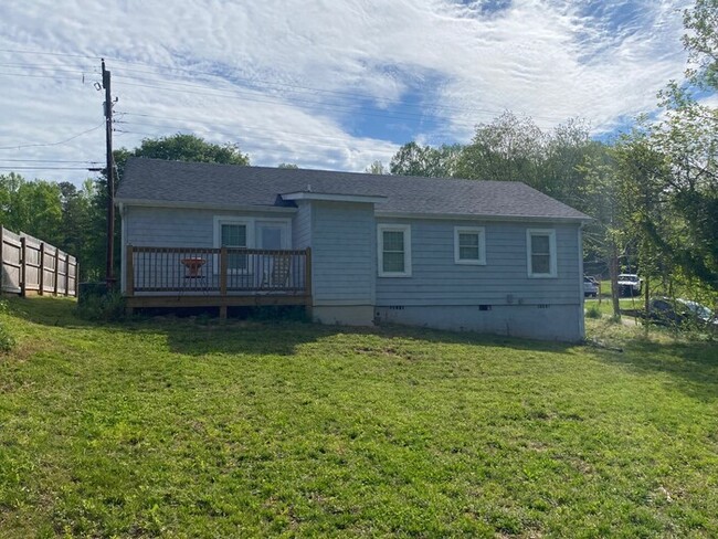Building Photo - 3 bedroom, 2 bath ranch style home