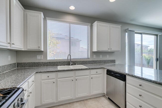 Building Photo - 3 bedroom + Den! Ready for immediate move ...