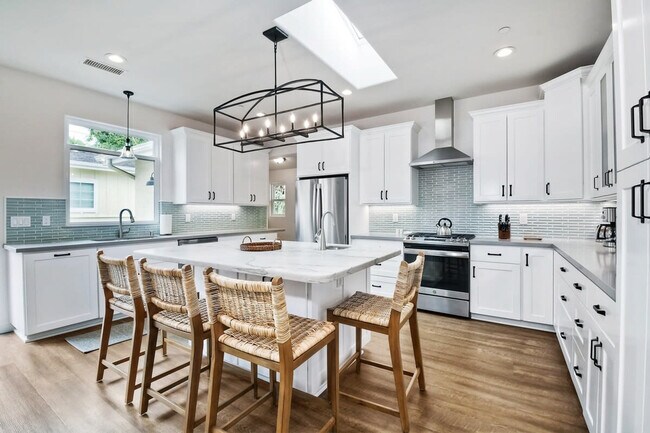 Building Photo - 541 San Dieguito Dr