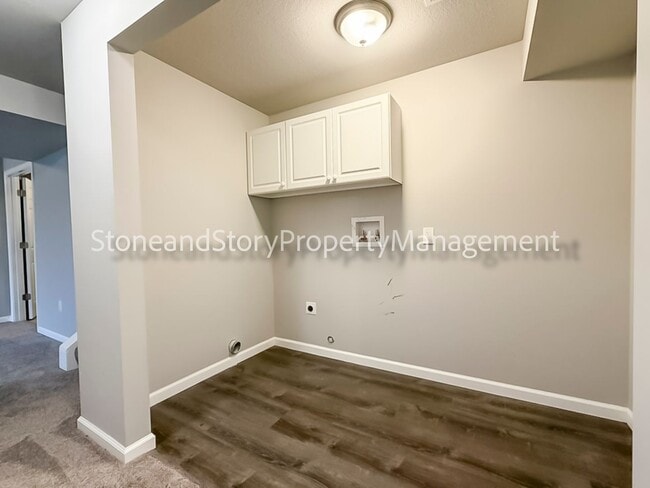 Building Photo - 3 Bedroom 2.5 bath