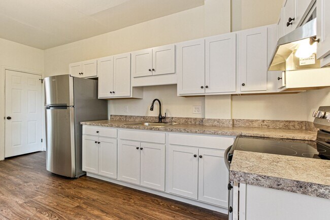 Building Photo - Spacious 5 Bedroom Home w/ Balcony, Porch & Yard Space!