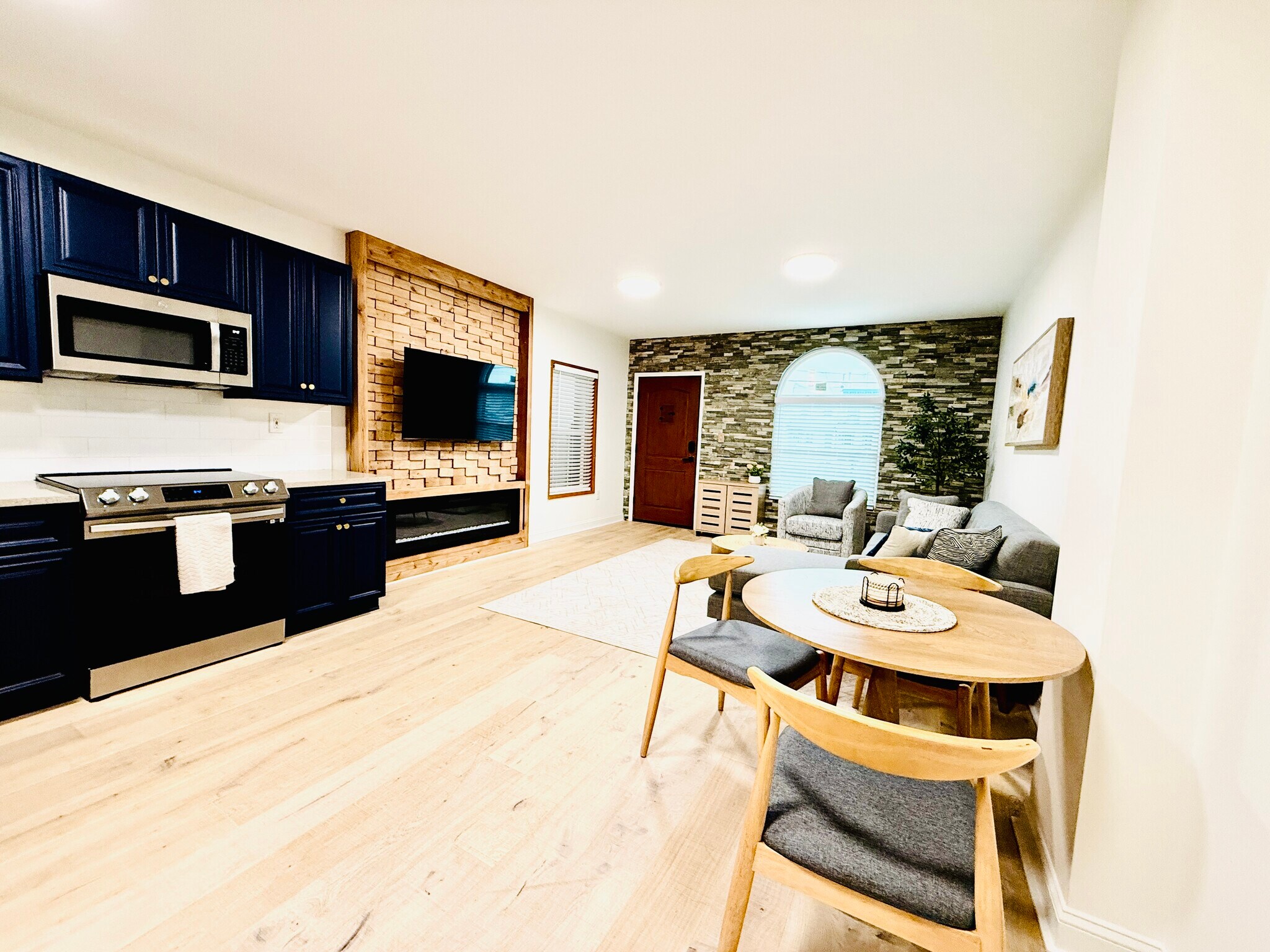 Dining room - 2504 E York St