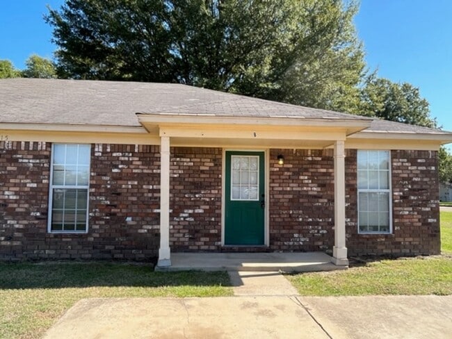 Primary Photo - Renovated 3 Bedroom 2 Bath Duplex for Rent!!