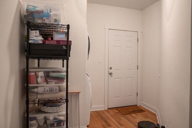 Building Photo - Albany Park - 2 Bed / 1 Bath - Laundry In-Unit w/ Central Heat