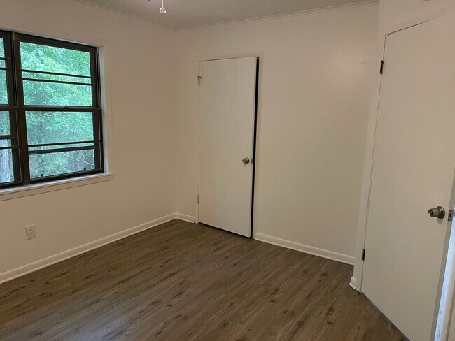 Building Photo - Cutie and move-in ready