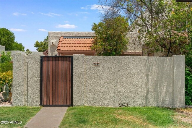 Building Photo - 7842 E Rovey Ave