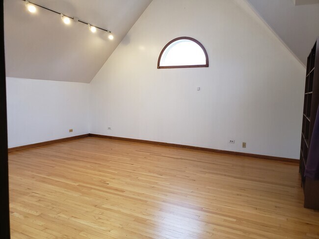Building Photo - 906 E 54th St