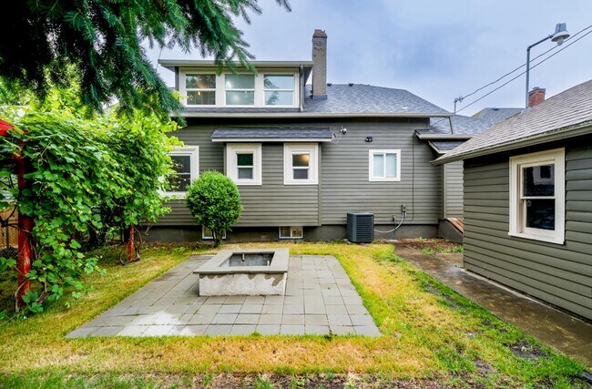 Building Photo - 6389 N Commercial Ave