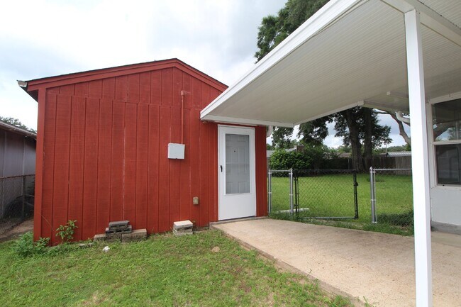 Building Photo - Spacious 4BR Home with Bonus Studio, Sunro...