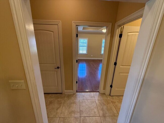 Building Photo - GORGEOUS HOME IN RUSTLING OAKS JUST MINUTES FROM MEMPHIS