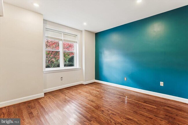 Building Photo - 1116 C St NE