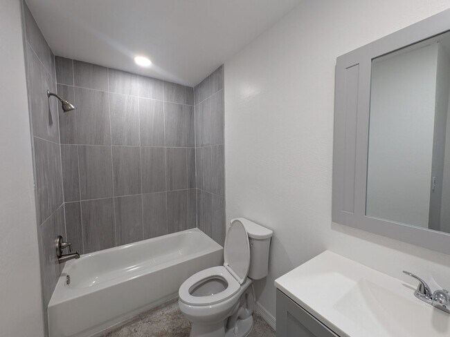 Building Photo - Nice 2/2 duplex in Crystal River