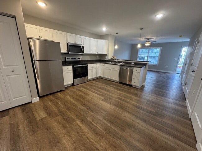 Building Photo - BRAND NEW HOME! 2 Suites with private baths