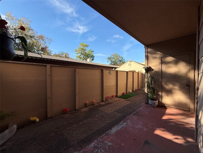 Building Photo - 2125 Augusta Dr