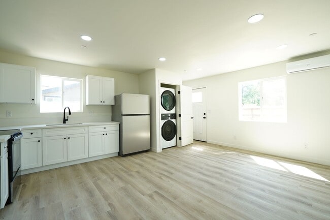 Building Photo - 4805 Charlotte Way