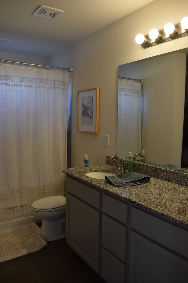 Building Photo - 515 Ashwood St