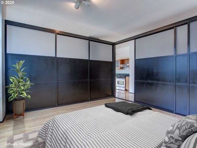 Building Photo - Elizabeth Tower Condo in the Pearl