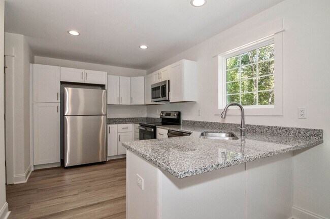 Building Photo - Lux Three Bedroom Townhouse in Sherrills Ford