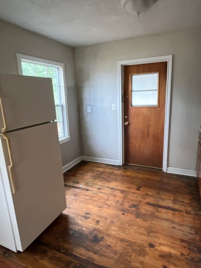 Building Photo - 2 bed 1 bath house- Walk to stadium!! April 20th!!!