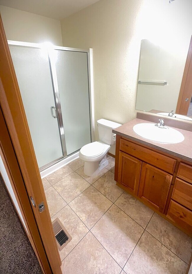 Building Photo - 2 bed 2 bath Duplex in Monmouth