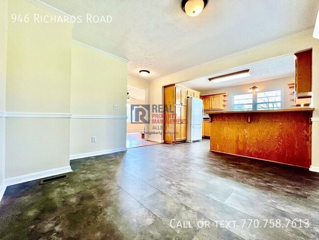 Building Photo - 946 Richards Rd NE