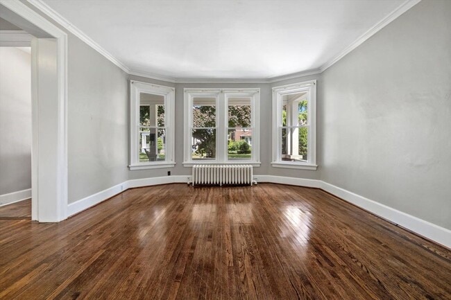 Building Photo - Updated 4 Bedroom Victorian on College Ave