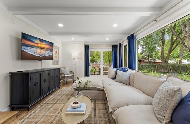 Building Photo - 1424 Vista Ln SW