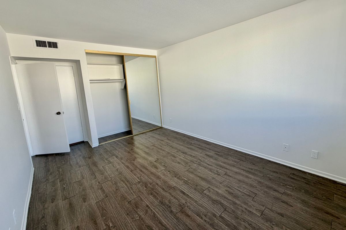 Building Photo - 5420 Lindley Ave