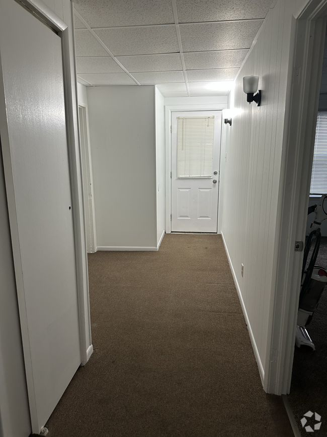 Hallway/Entrance - 265 Rochester St