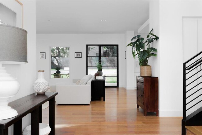 Building Photo - 1800 Bay Hill Dr